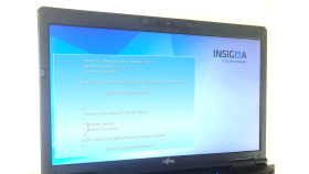 Ein Notebook, dessen Bildschirm das Logo der Firma INSIGMA und Java Quellcode zeigt.