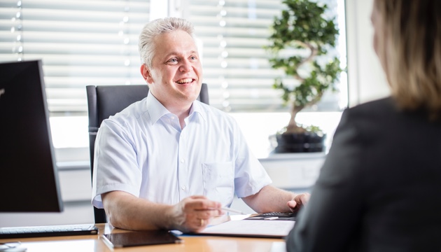 © 2017, INSIGMA IT Engineering GmbH Ein Foto, das den Geschäftsführer der INSIGMA, Prof. Dr. Matthias Groß, im Beratungsgespräch zeigt.